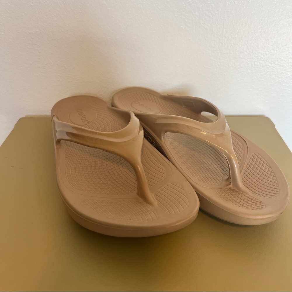 Oofos OOlala Luxe Flip Flop Recovery Comfort Arch Support Tan 38 7